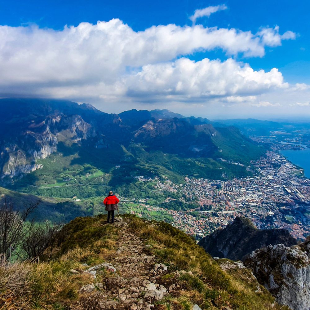 A panoramic view of Lake Como with the Alps and Bellagio village