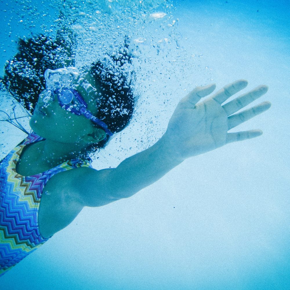 young-asian-child-swimming-underwater-photograph-2025-01-11-00-02-10-utc